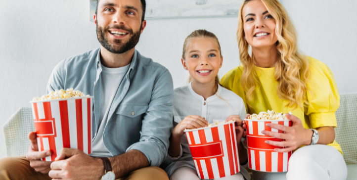 Familj kollar alla hjärtans dag filmer för barn