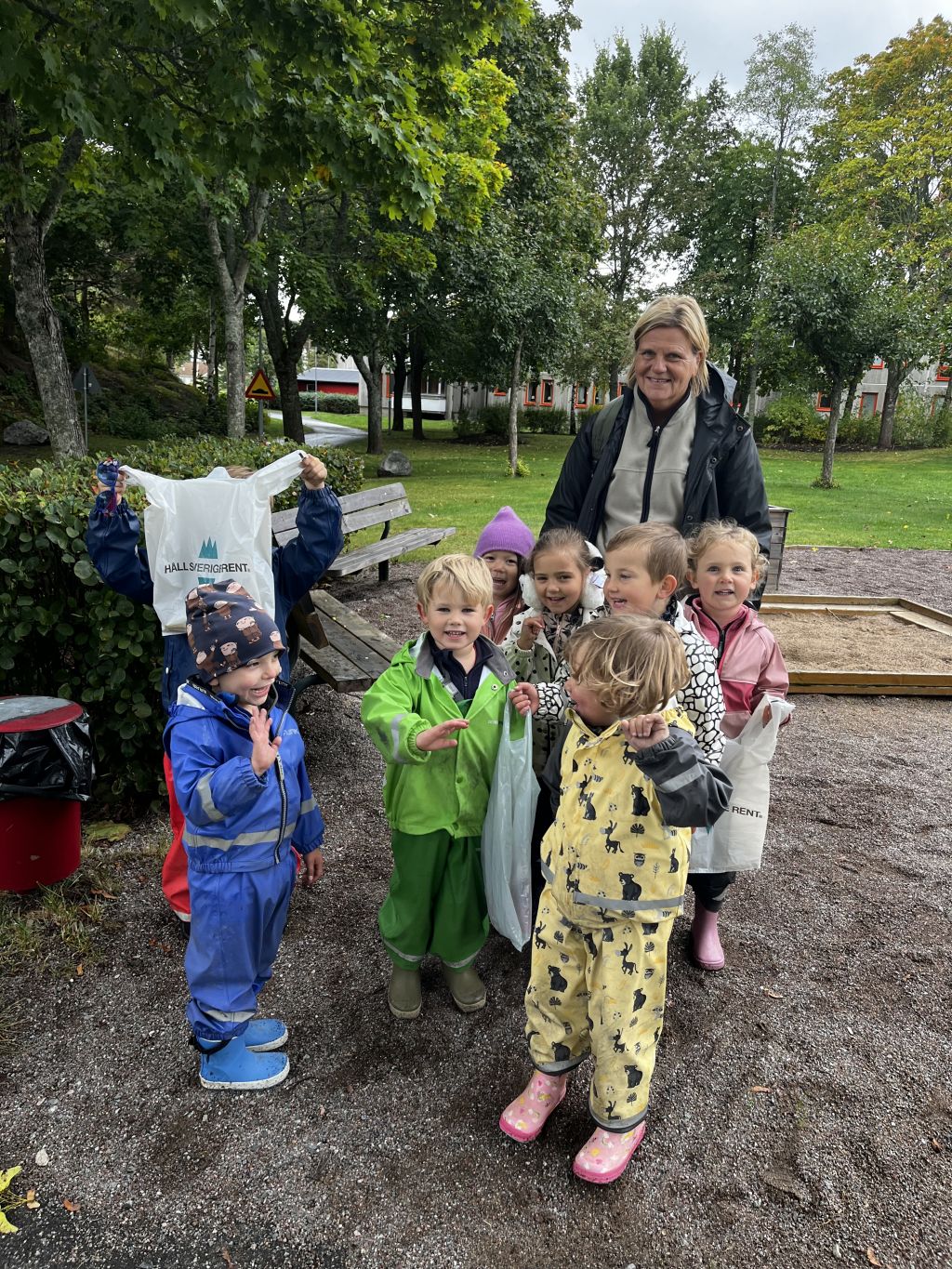 Skräpplockardagen Dagbarnvårdare Gunilla och Lenas vardag med alla barn