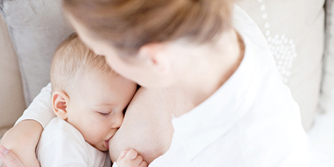 Hur gör man för att sluta amma sitt barn till sömns? Psykologerna svarar!