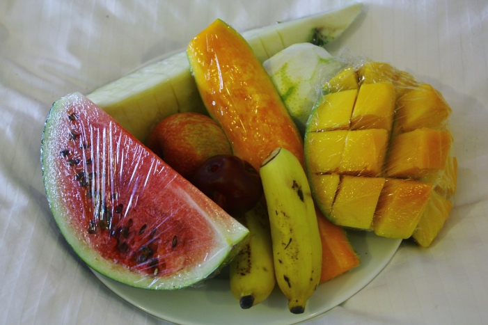 Fruktfat på rummet som fylldes på varje dag!