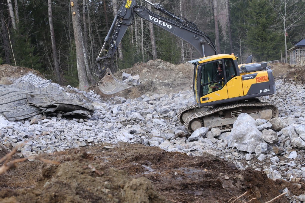 spränga berg tomt