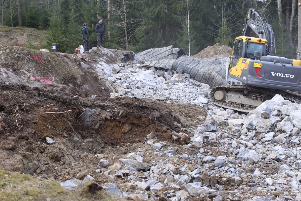 spränga berg tomt