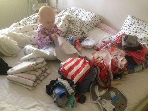 Att sortera tvätt med en bebis är att få göra dubbelt så mycket sortering...