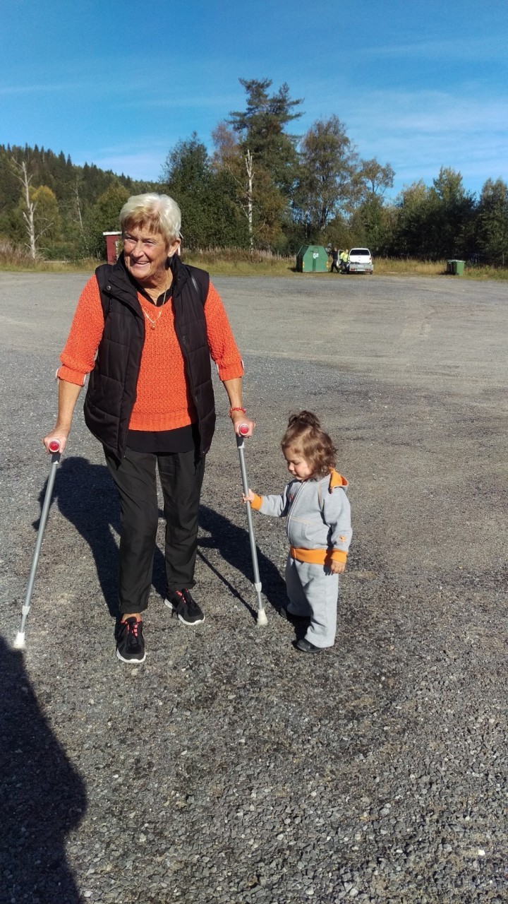 Fabbe höll i gammelmormors krycka så att han kunde gå 