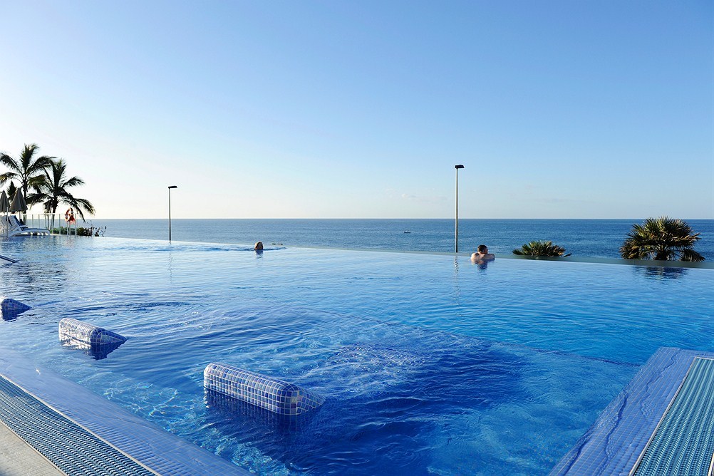 gallery_spain-gran-canaria-las-meloneras-riu-palace-meloneras-resort_pool-sunset_0276882