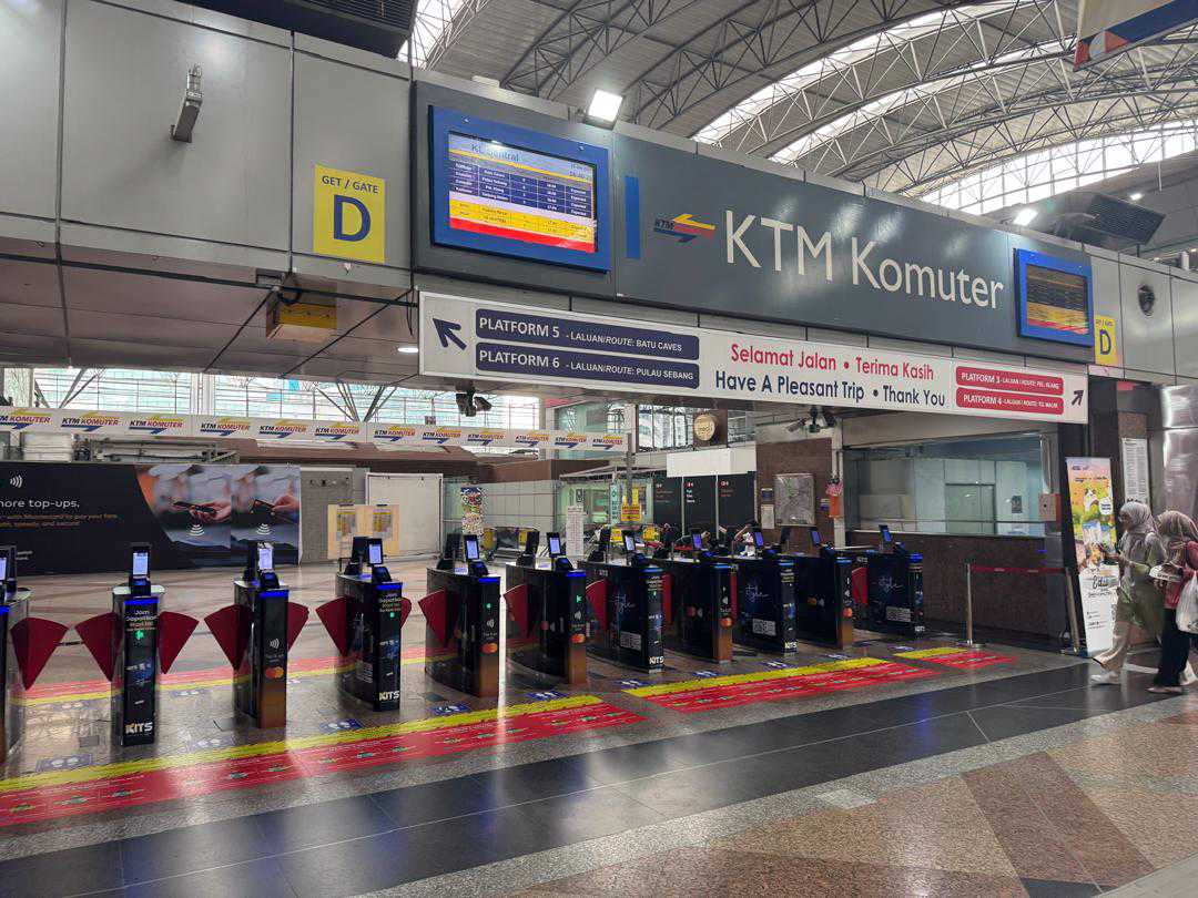 Train to Batucaves from Klsentral