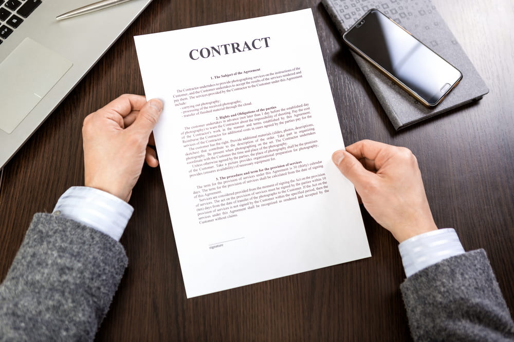 Kontrak kerja adalah dokumen yang mengatur perjanjian antara perusahaan dan karyawan.