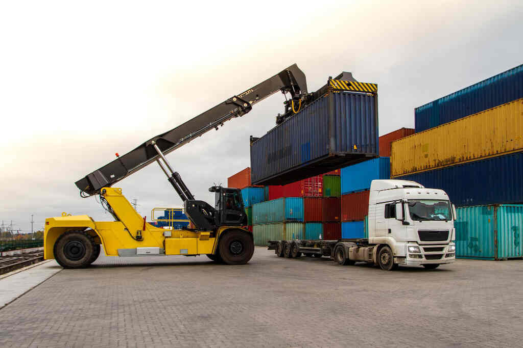 Proses pengiriman logistik yang efisien membantu mengurangi beban biaya, waktu, serta meminimalisir kerusakan pada barang.