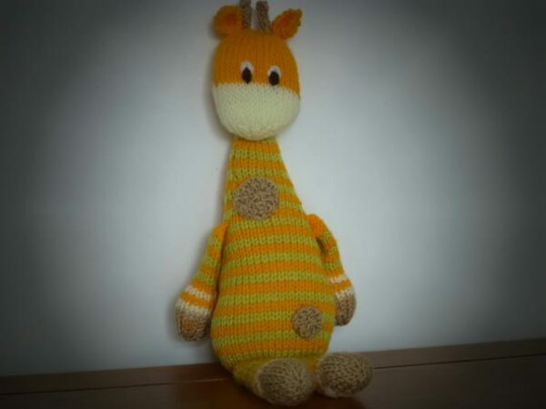 Toy giraffe – knitted - main product image