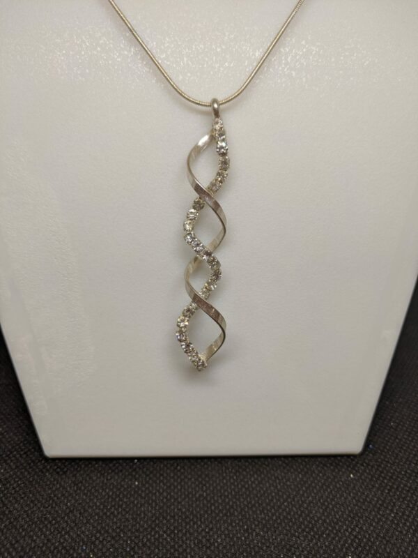 Swirl necklace - main product image