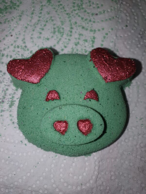 Love pig bath bomb - main product image