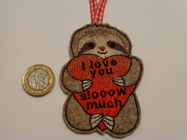 Sloth hanging decoration – Valentine – Sloth hugging heart tag - main product image