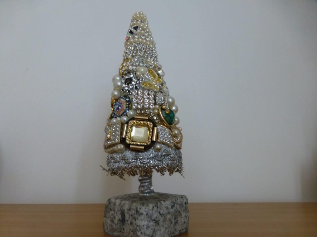 Upcycled jewellery – Topiary Tree
