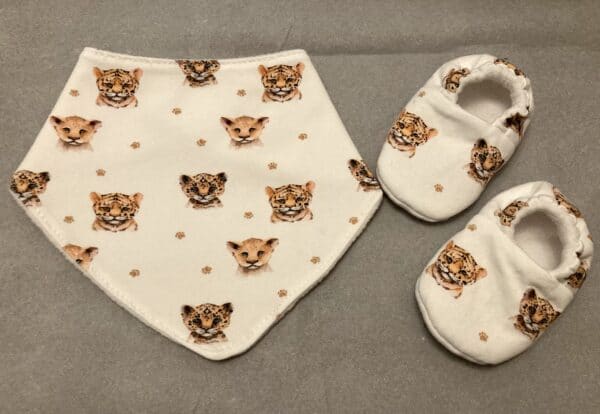 Bib and shoe gift set size 3-6 months(wild cats) - main product image