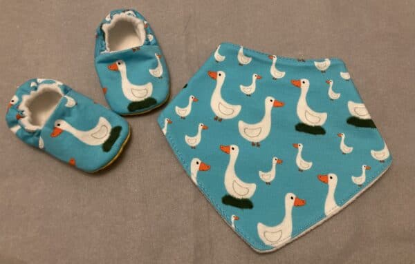 Duck baby shoe and bib set - main product image