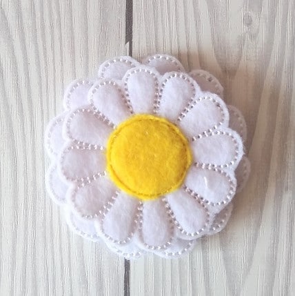 A lovely daisy brooch - main product image