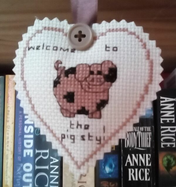 Welcome To The Pig Sty – Hanging Heart/Pocket Hug, Cross Stitch, Pink - main product image