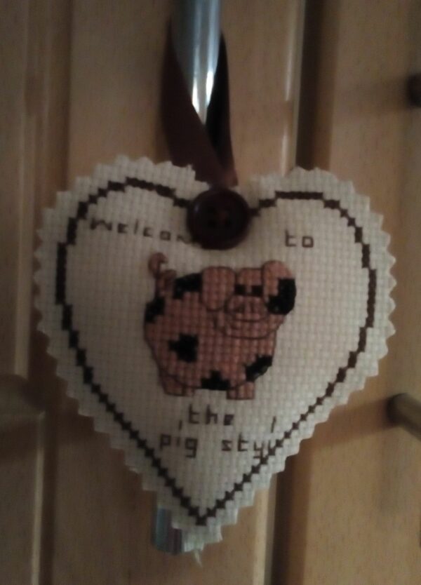 Welcome To The Pig Sty – Hanging Heart/Pocket Hug, Cross Stitch, Brown - product image 4