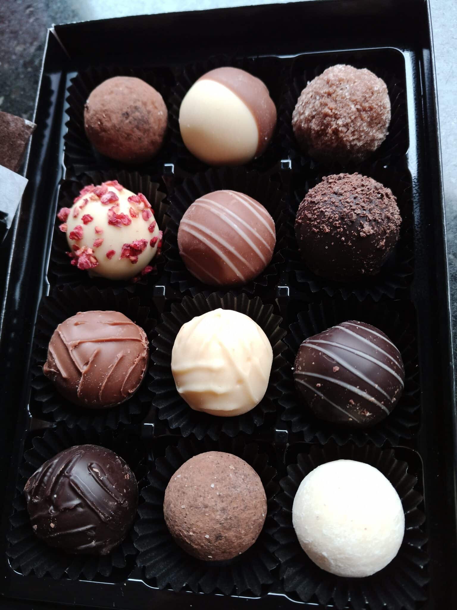 Assorted Luxury English Chocolates – with Alcohol (ALECA2) - main product image