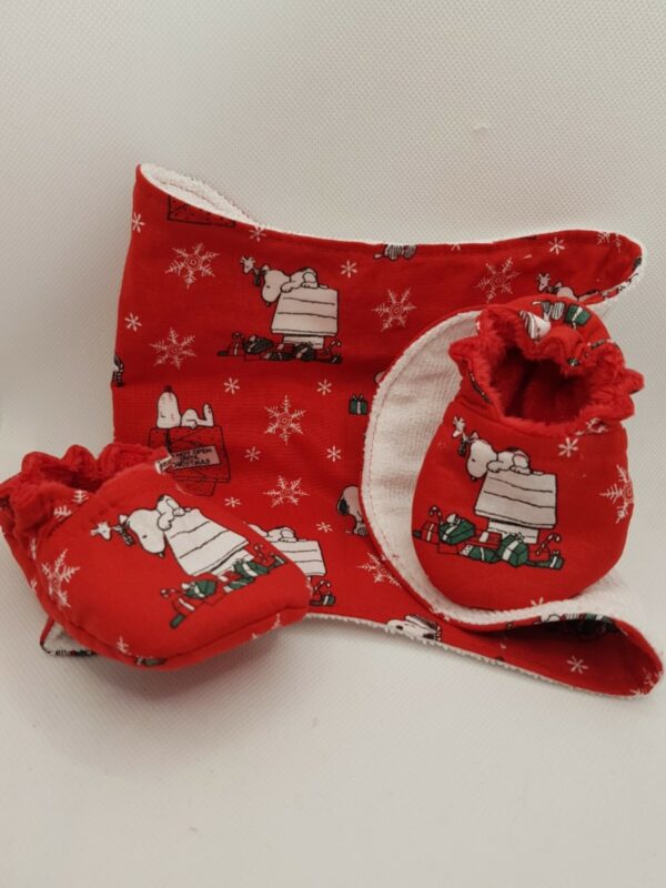 A Snoopy Christmas: burp cloth and slipper set (10cm / UK size 0/ EU size 15 / Age newborn) - main product image