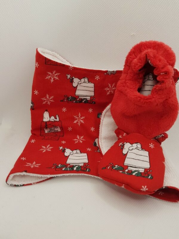 A Snoopy Christmas: burp cloth and slipper set (10cm / UK size 0/ EU size 15 / Age newborn) - product image 2