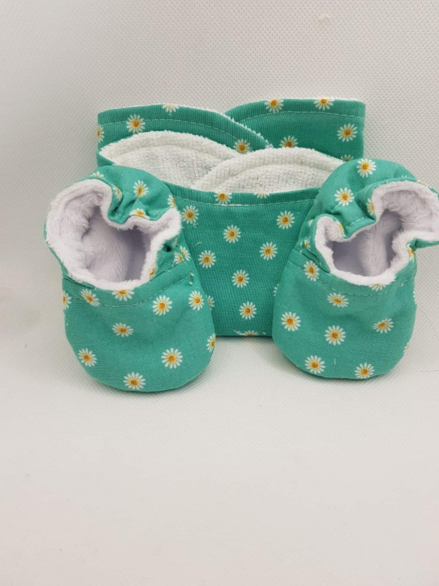 Daisy – baby burp cloth and slippers (Newborn foot length 9cm) - main product image