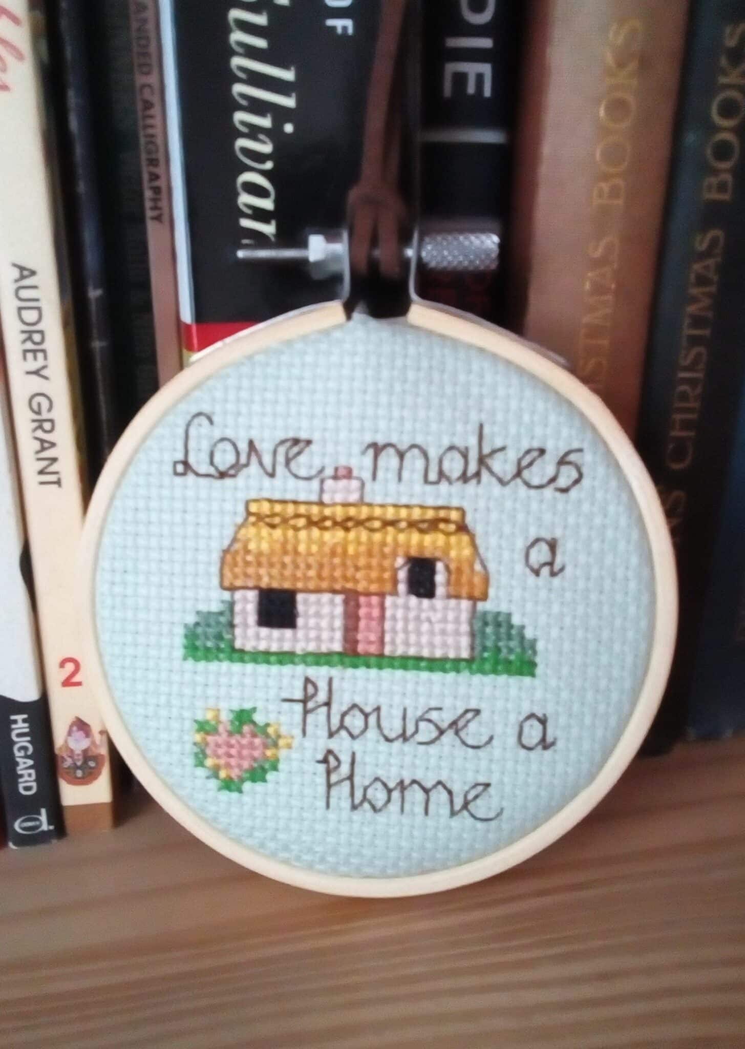Love Makes a House a Home, Hanging Hoop – Cottage - main product image