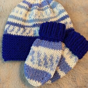 Hand knit hat and mittens set (0-3months)