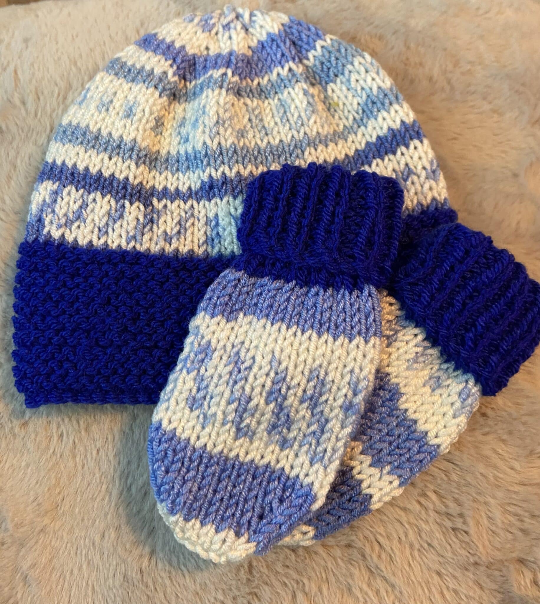 Hand knit hat and mittens set (0-3months) - main product image