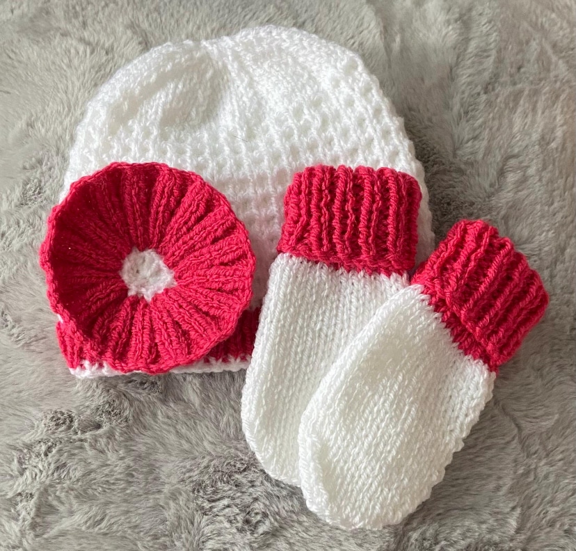 Baby beanie and mitten set (0-3 months) - main product image
