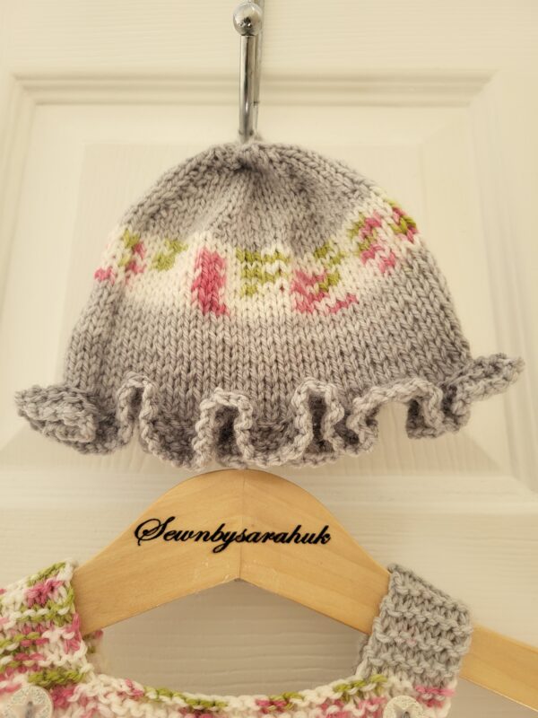 Hand knitted ruffled baby romper 0-3 months - product image 4