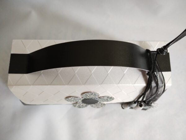 Grooovy 1960s Retro Inspired Black & White Fanfold Style Handbag Style Gift Box - product image 4
