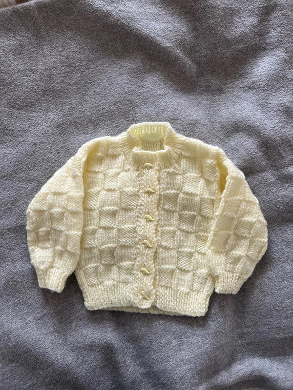 Hand knitted lemon cardigan with dolphin buttons – chest 16″ (0 – 3 months) New - main product image