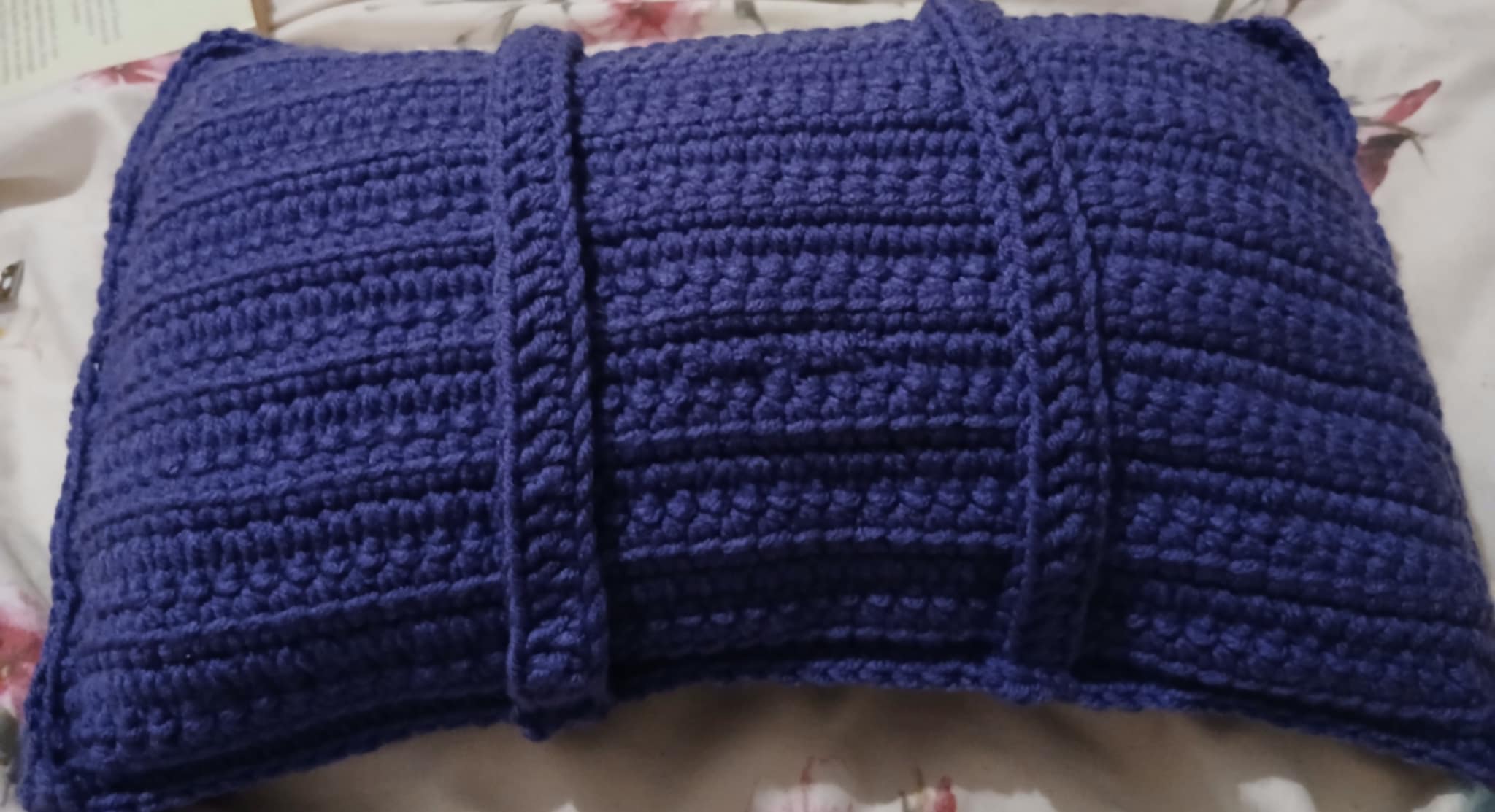 Crochet Reading cushion with book straps - main product image