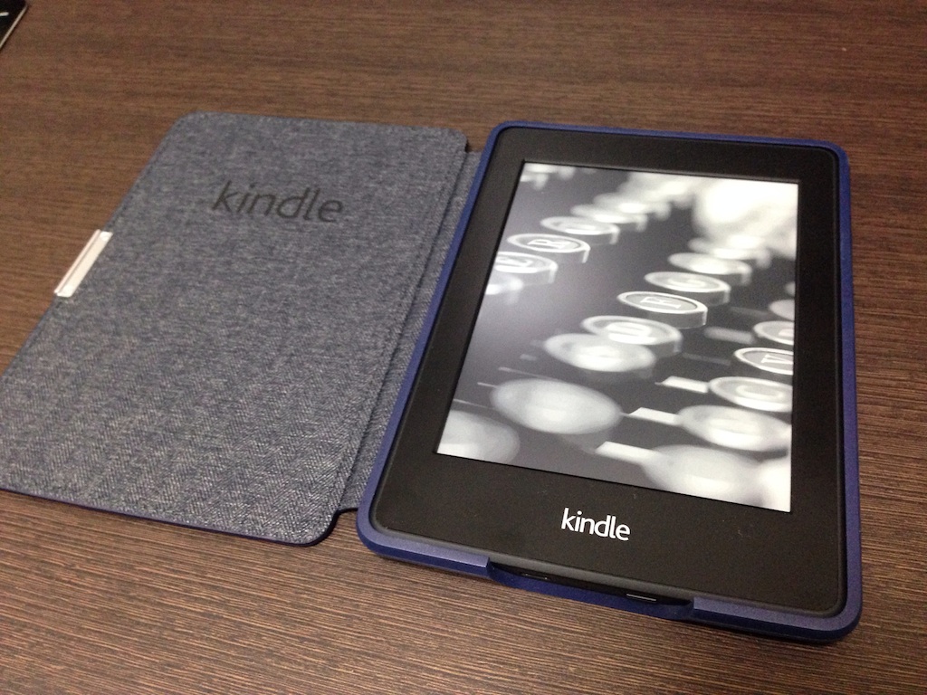 持ち歩きにはこれ！Kindle Paperwhite用純正レザーカバーで得