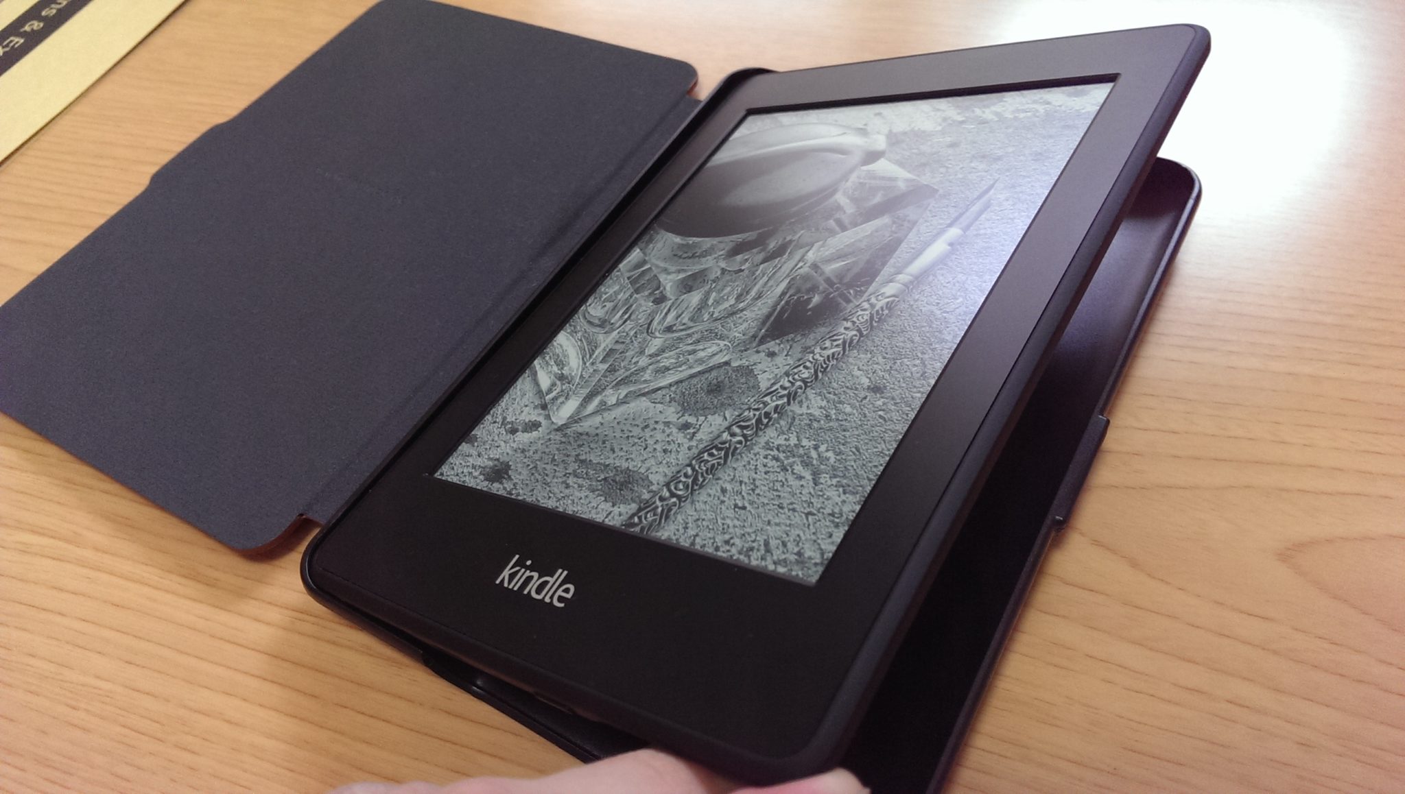 これは本家を超えたかも？純正よりも薄くて軽い『Inateck Kindle Paperwhite用 Microfibril PU レザーケース