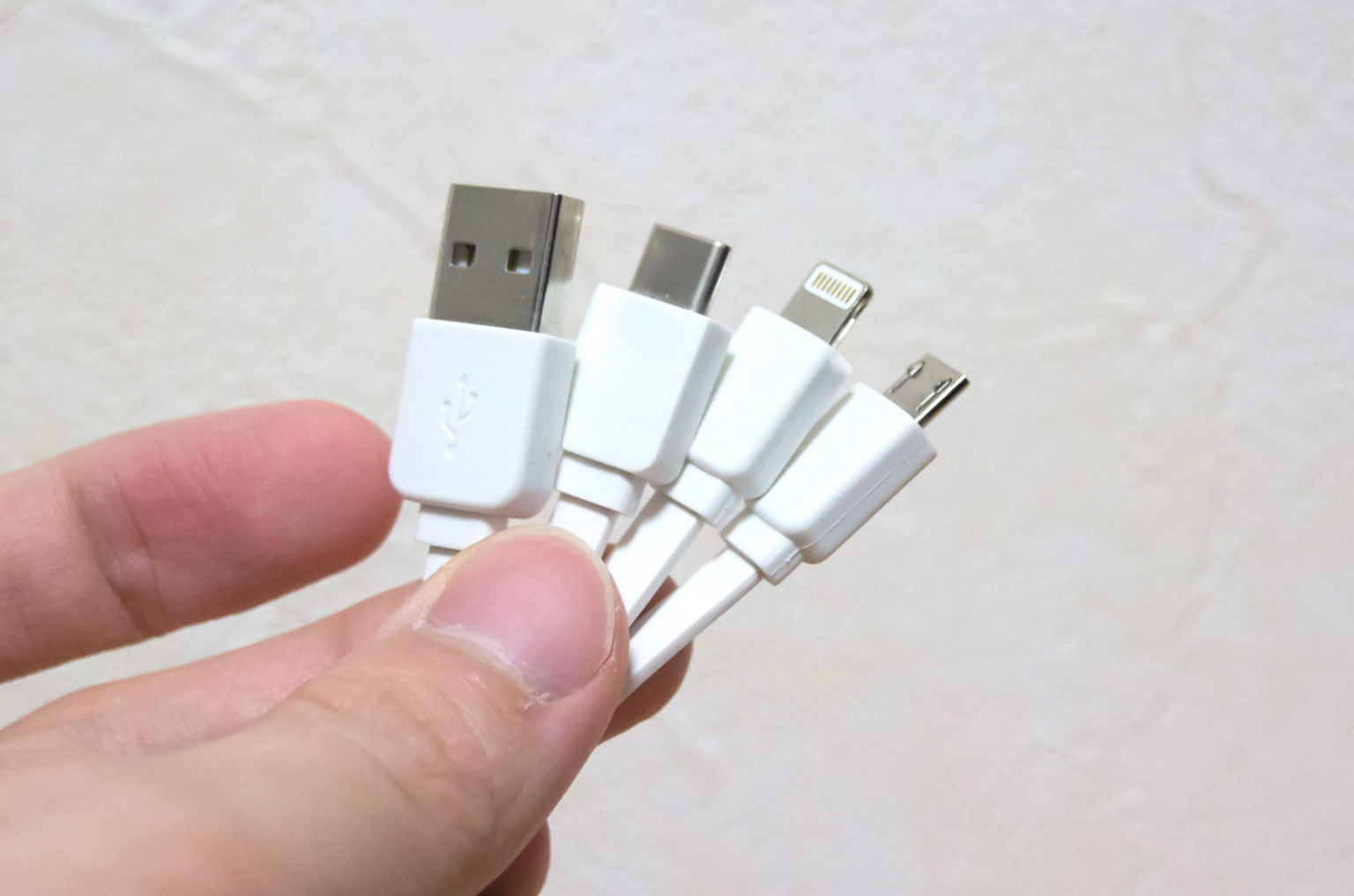 Lightning、Micro USB、USB Type-Cがこれ一本で。キーチェーン型 3 in 1 USBショートケーブルがマジ便利 .