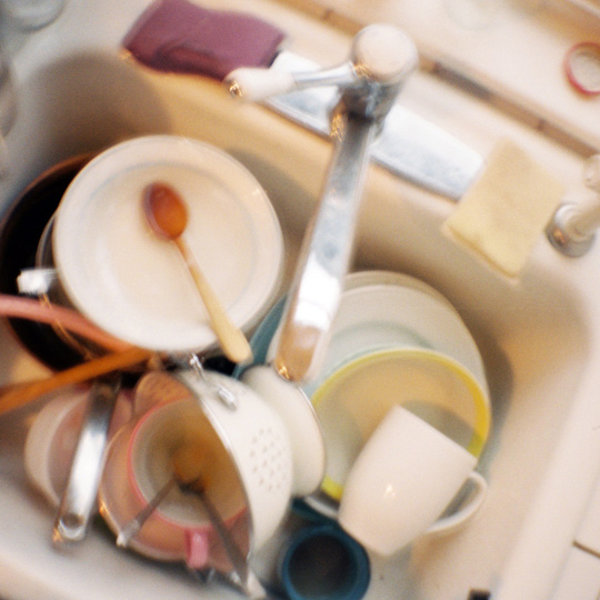 9 Ways to Survive With No Dishwasher in Your Apartment