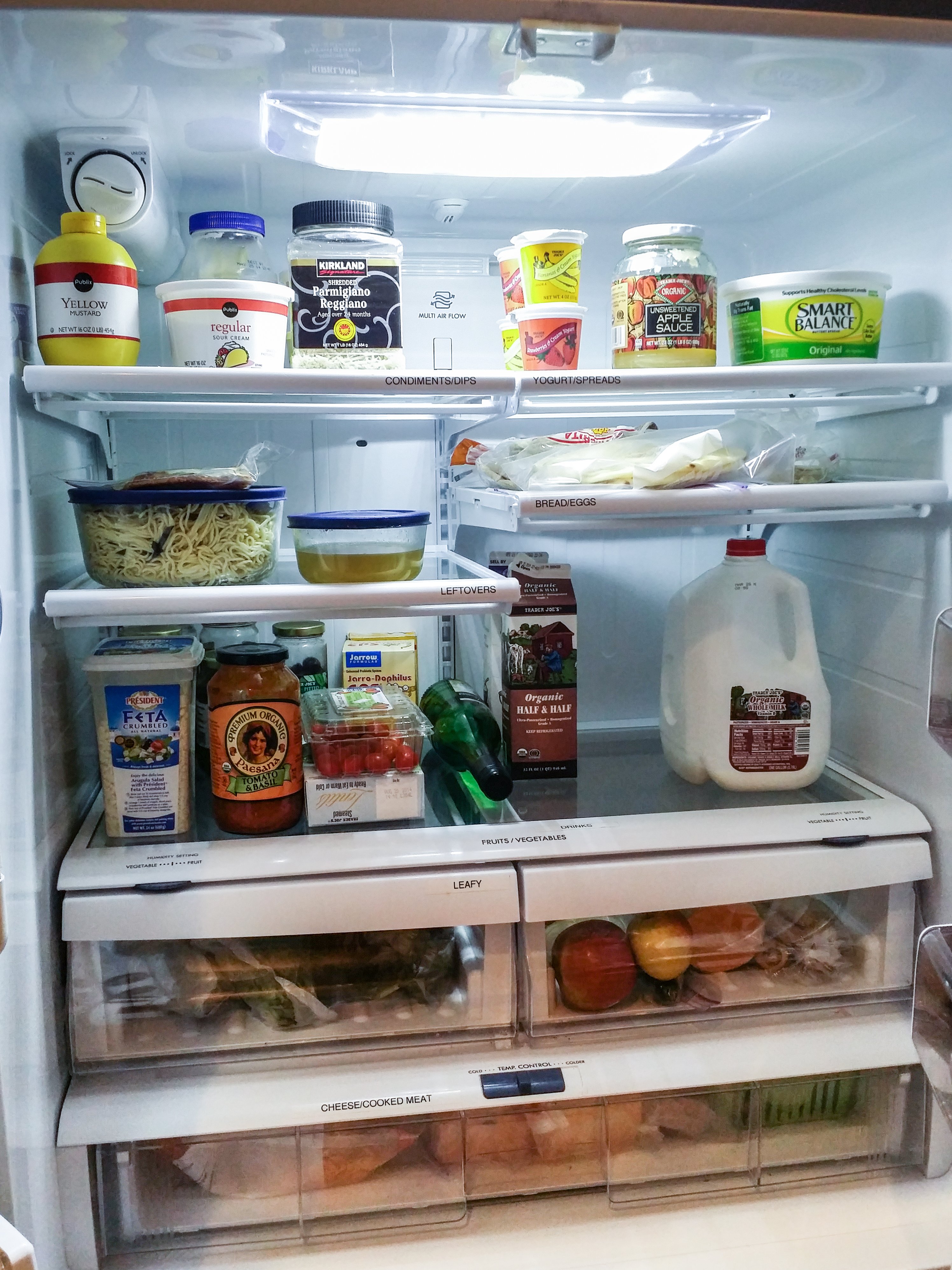 Tips for Thoroughly Cleaning a Refrigerator Both Inside and Out