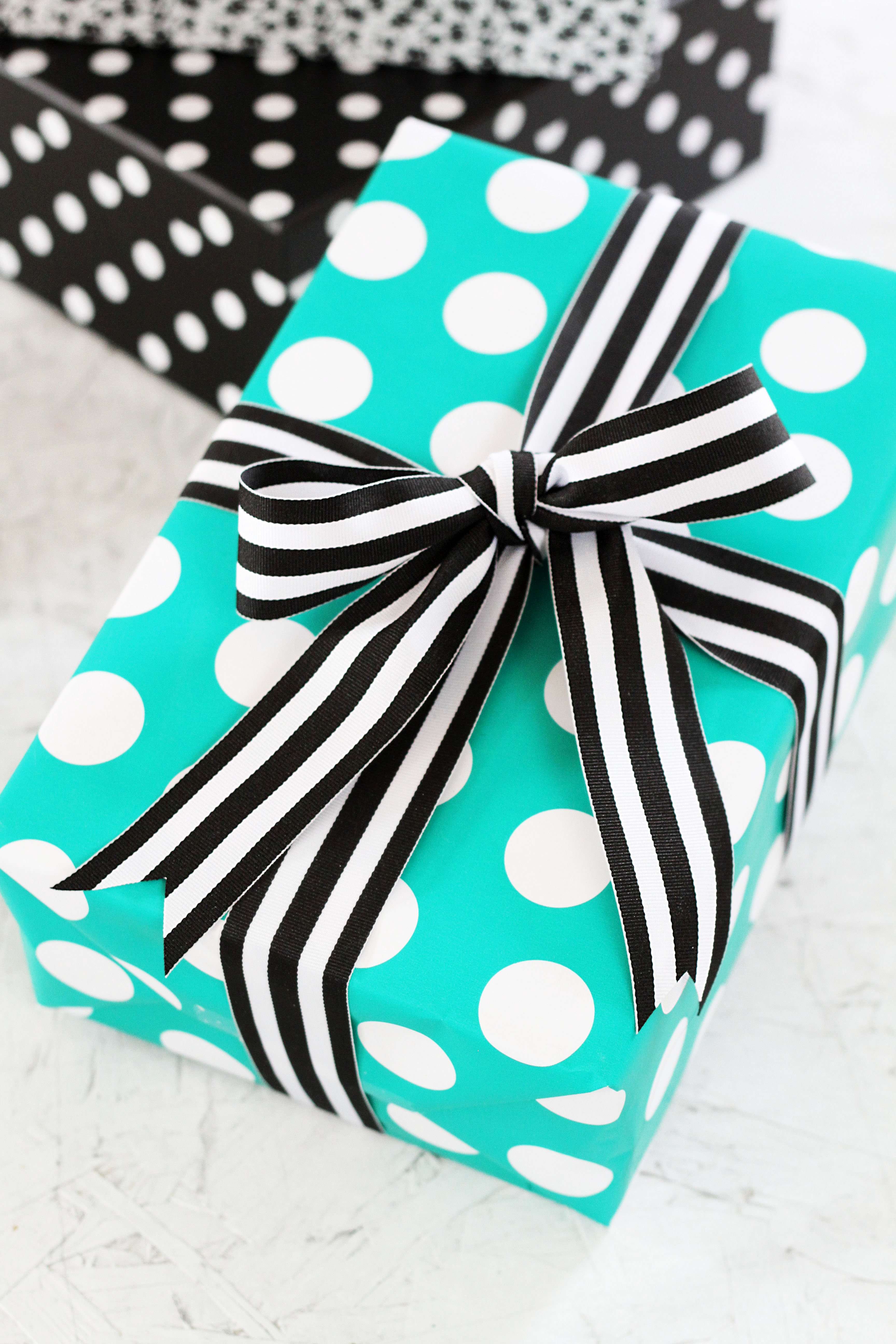 diy ribbon bow tie for gift wrapping