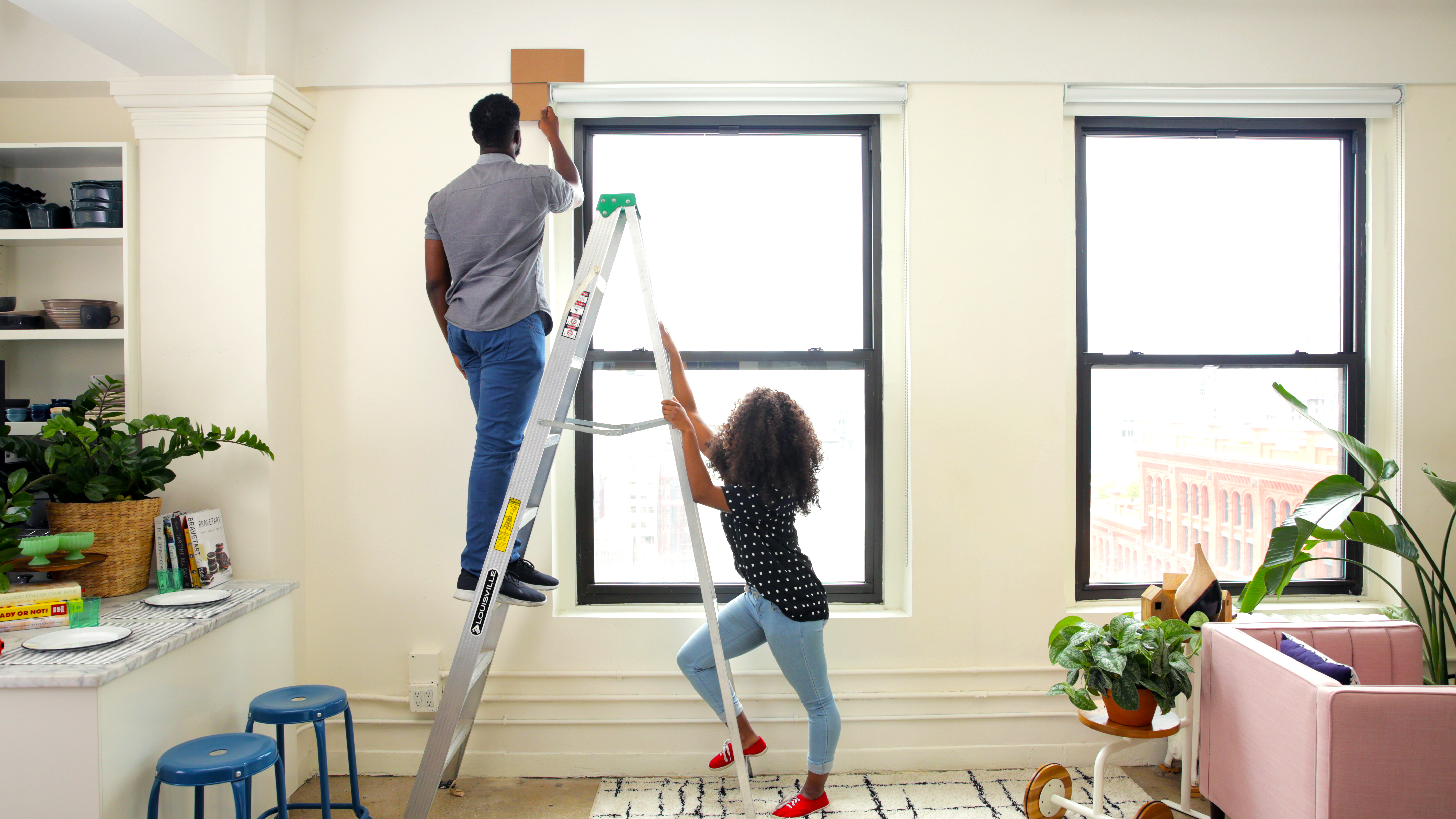 How To Hang Curtains Do S And Don Ts Apartment Therapy