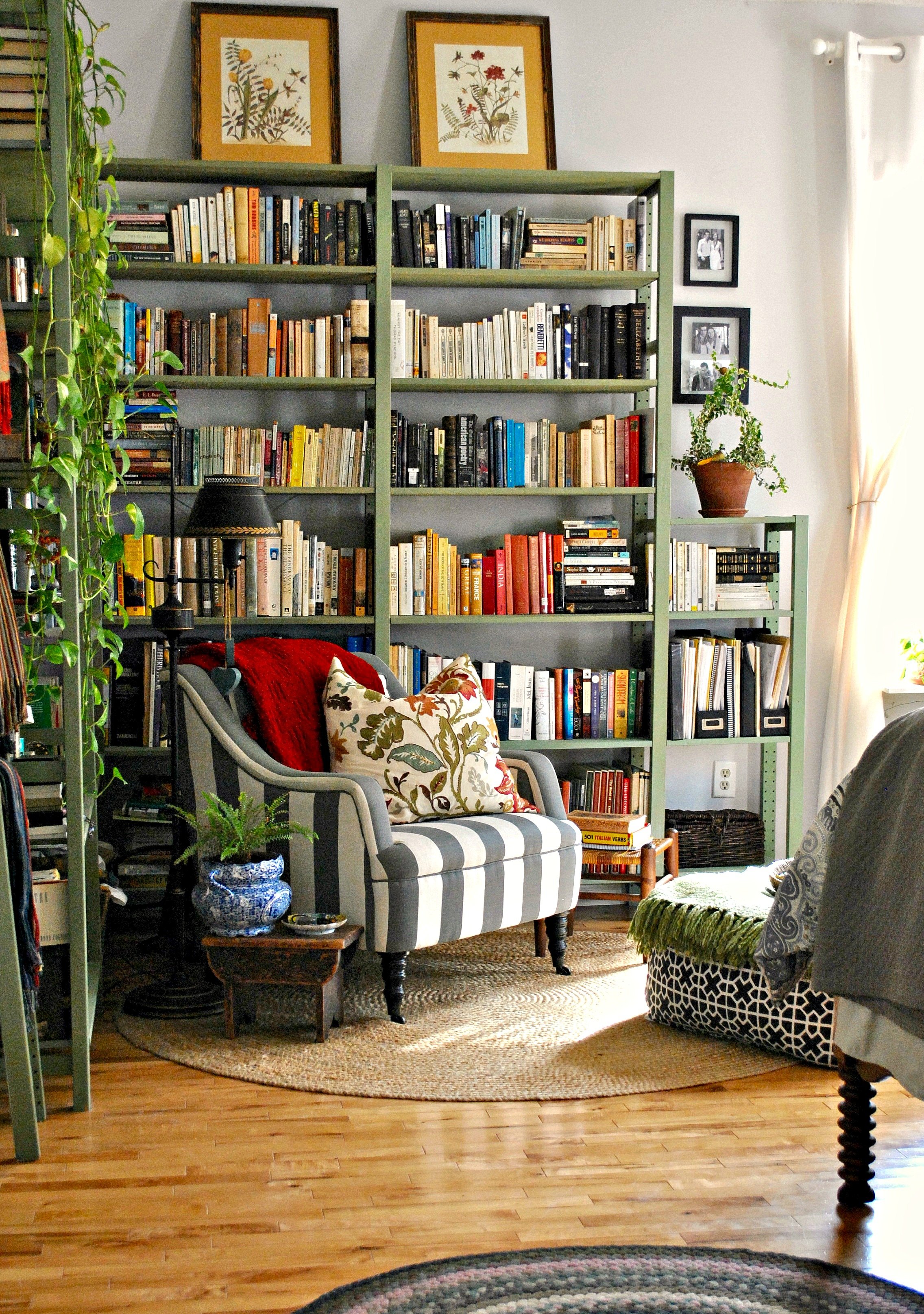 DIY Library Nook: A Cozy, Maximalist (and Rental-Friendly!) Solution