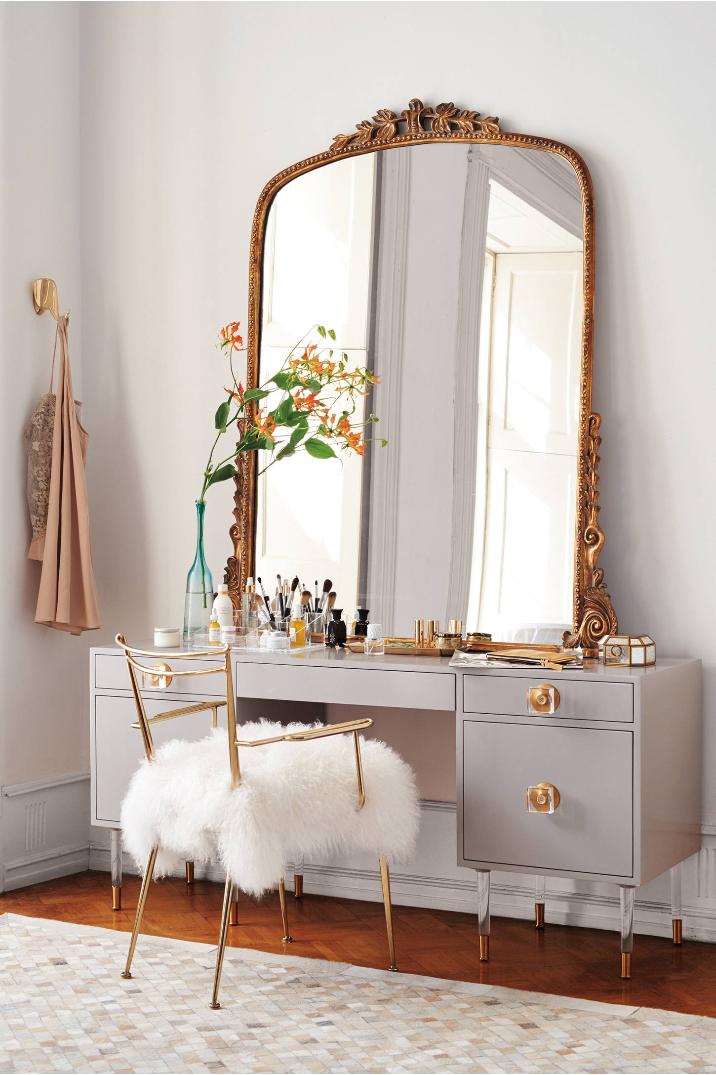 Boudoir vanity