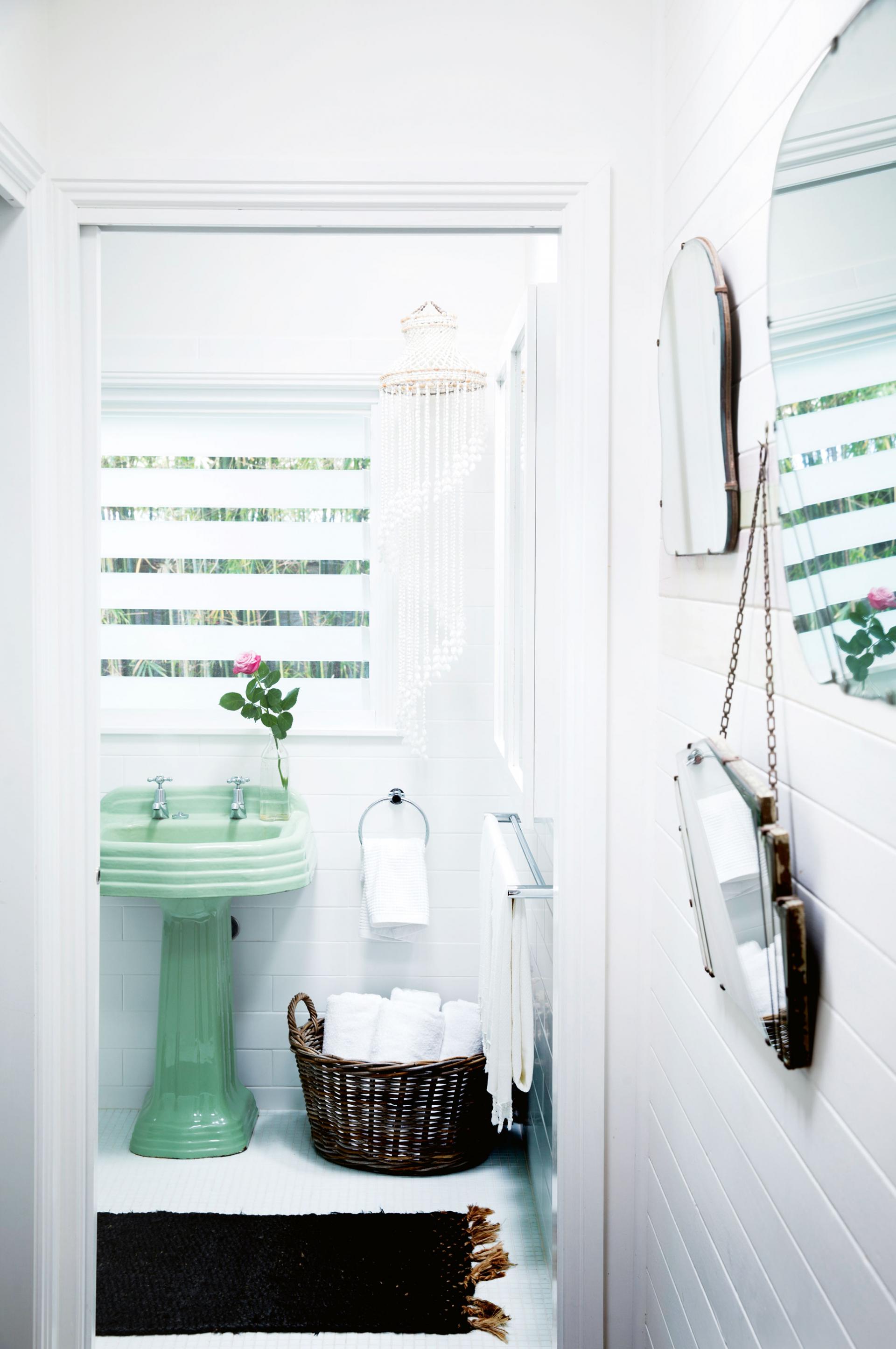 7 Modern Bathrooms With Colorful Vintage Fixtures