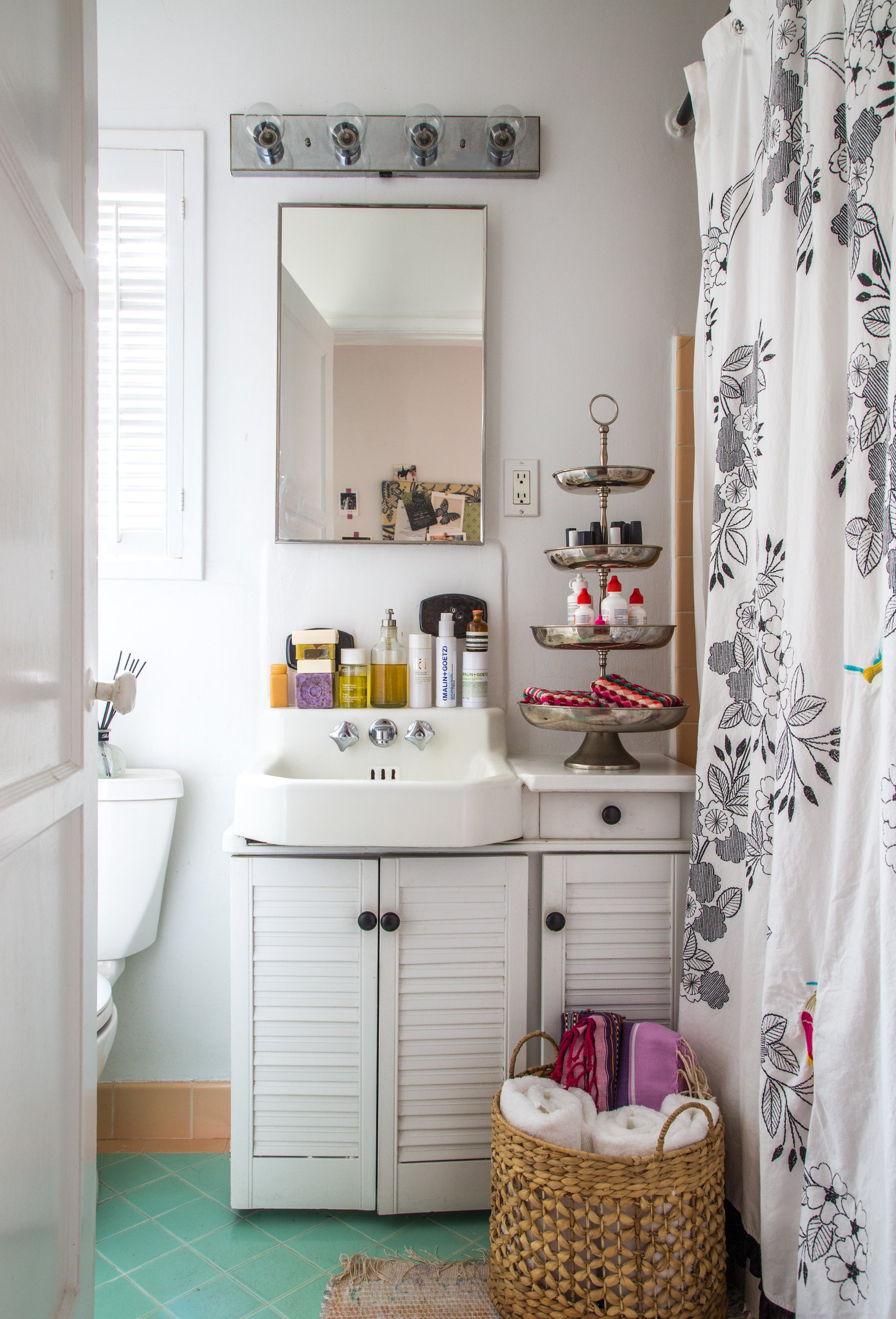 FOCAL POINT STYLING: RENTAL RESTYLE: Small Bath Space Decor + Awkward  Window Challenge