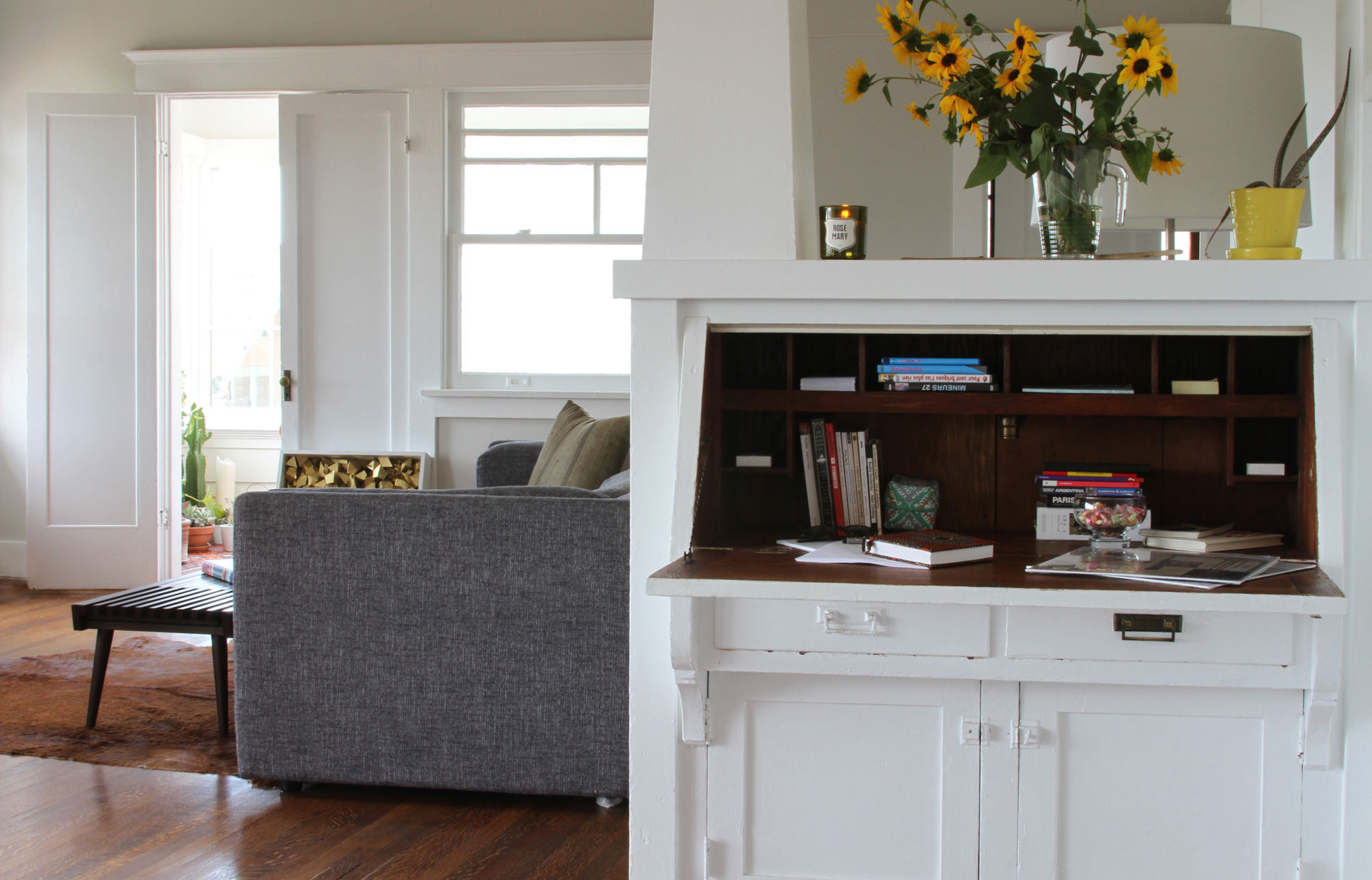 10 Modern Secretary Desks For Small Spaces Apartment Therapy
