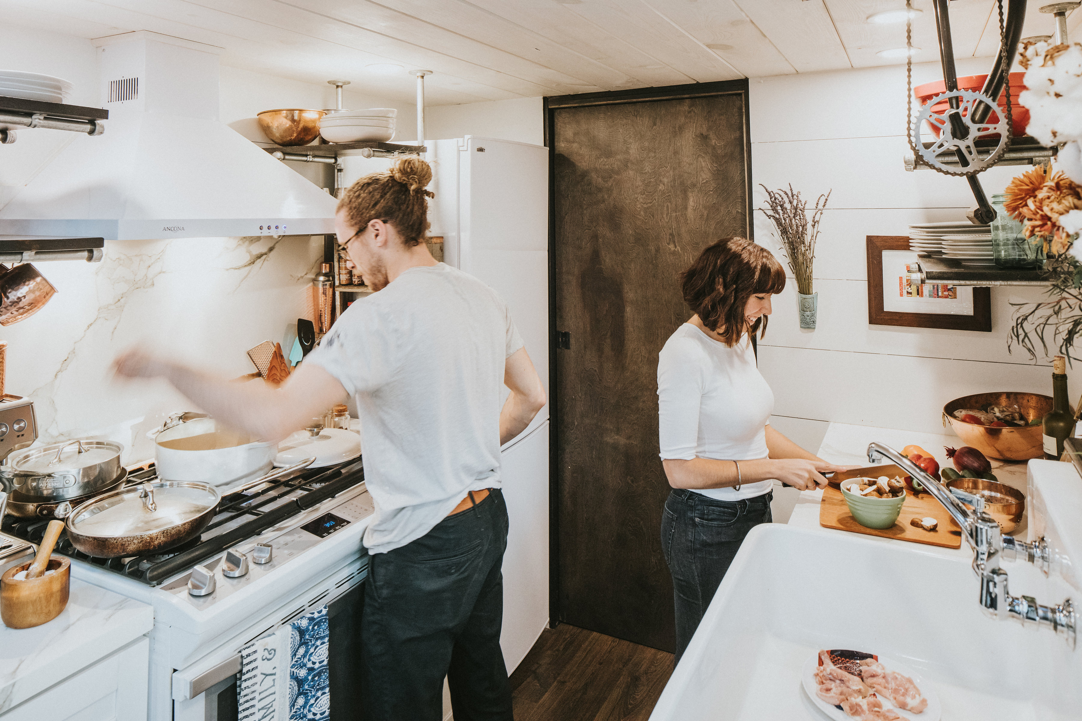 10 Tiny Kitchens in Tiny Houses That Are Adorably Functional  Tiny house  kitchen, Tiny kitchen design, Small apartment kitchen