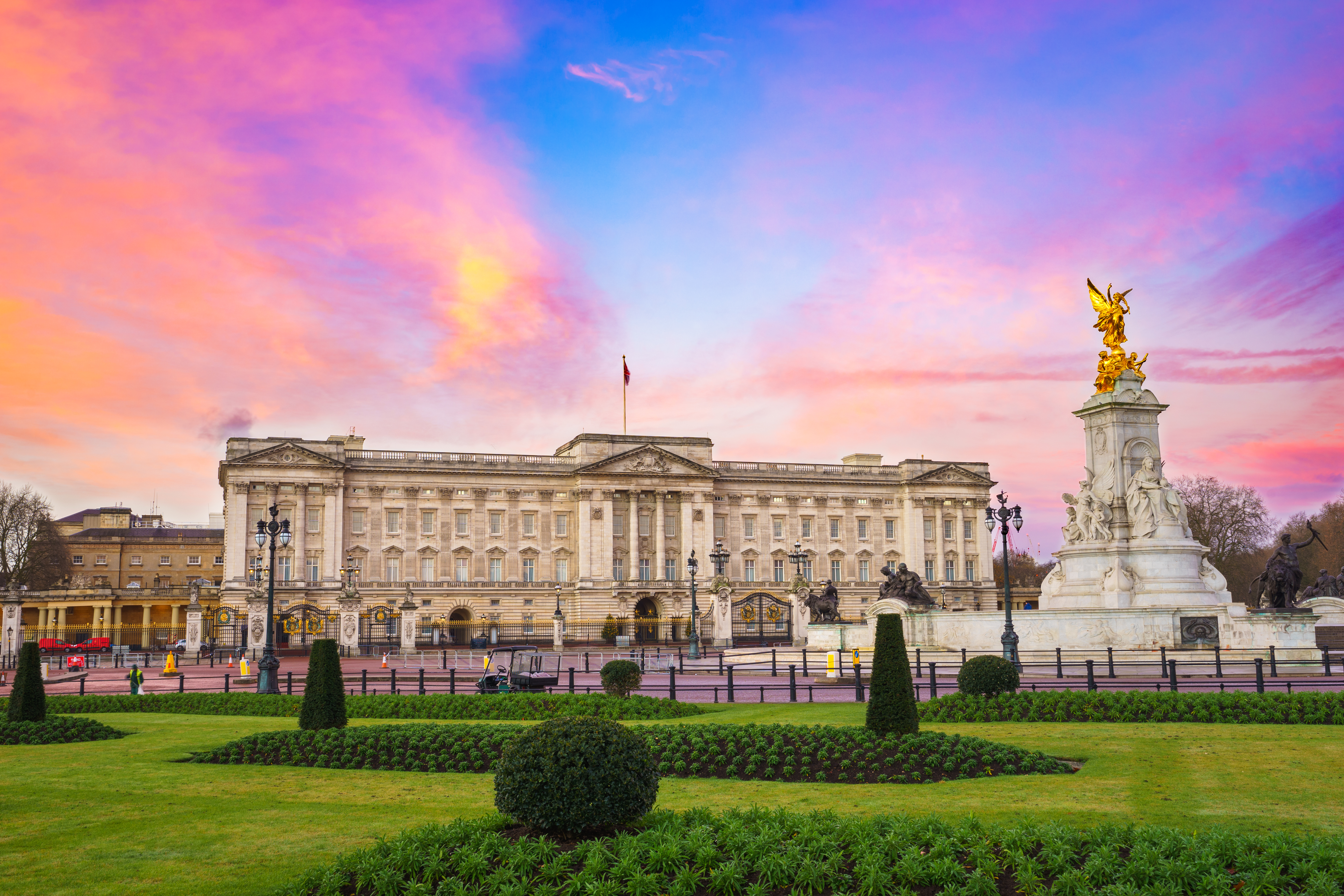 Who Lives In Buckingham Palace Royal Family Home Apartment Therapy
