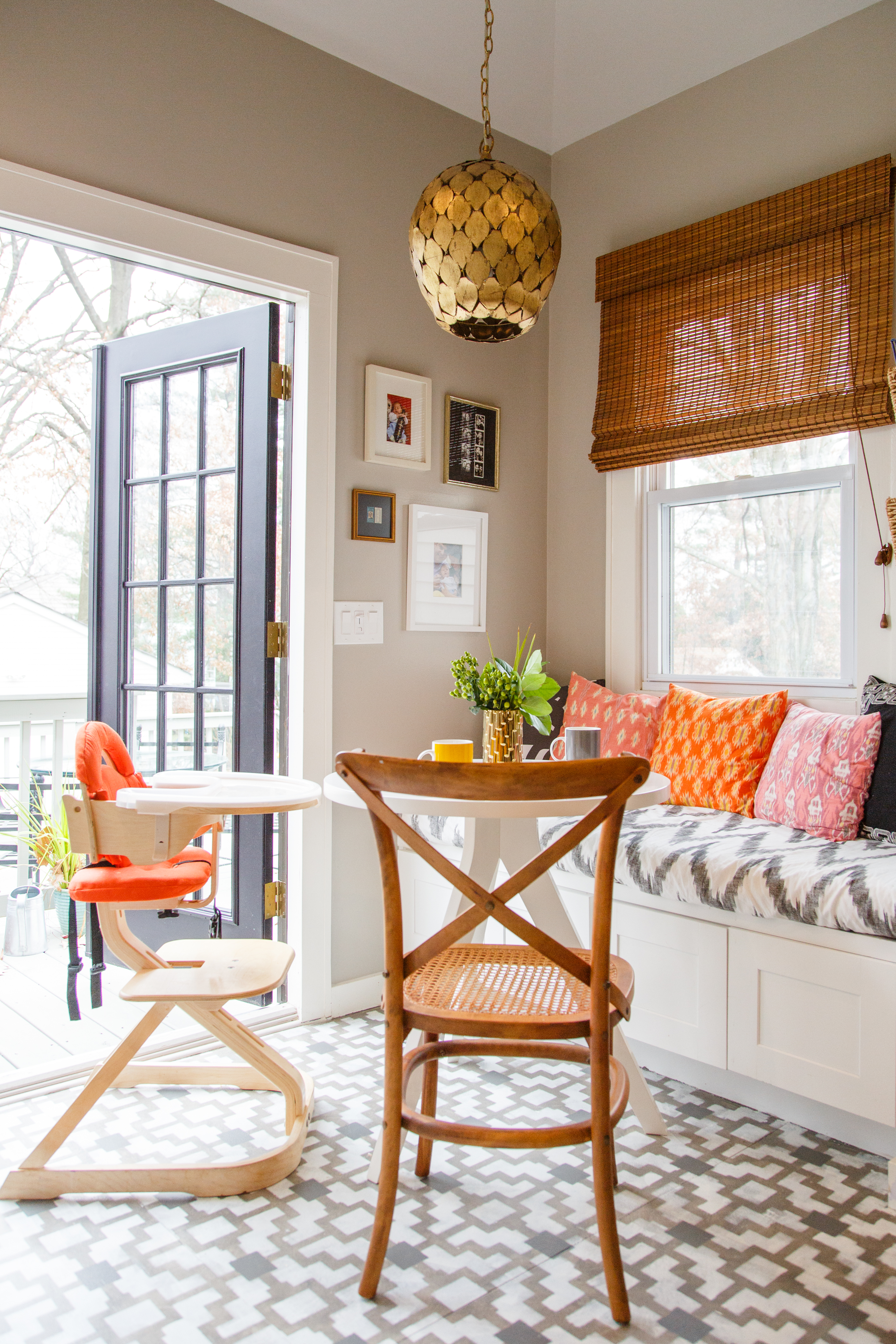 breakfast nook with bench