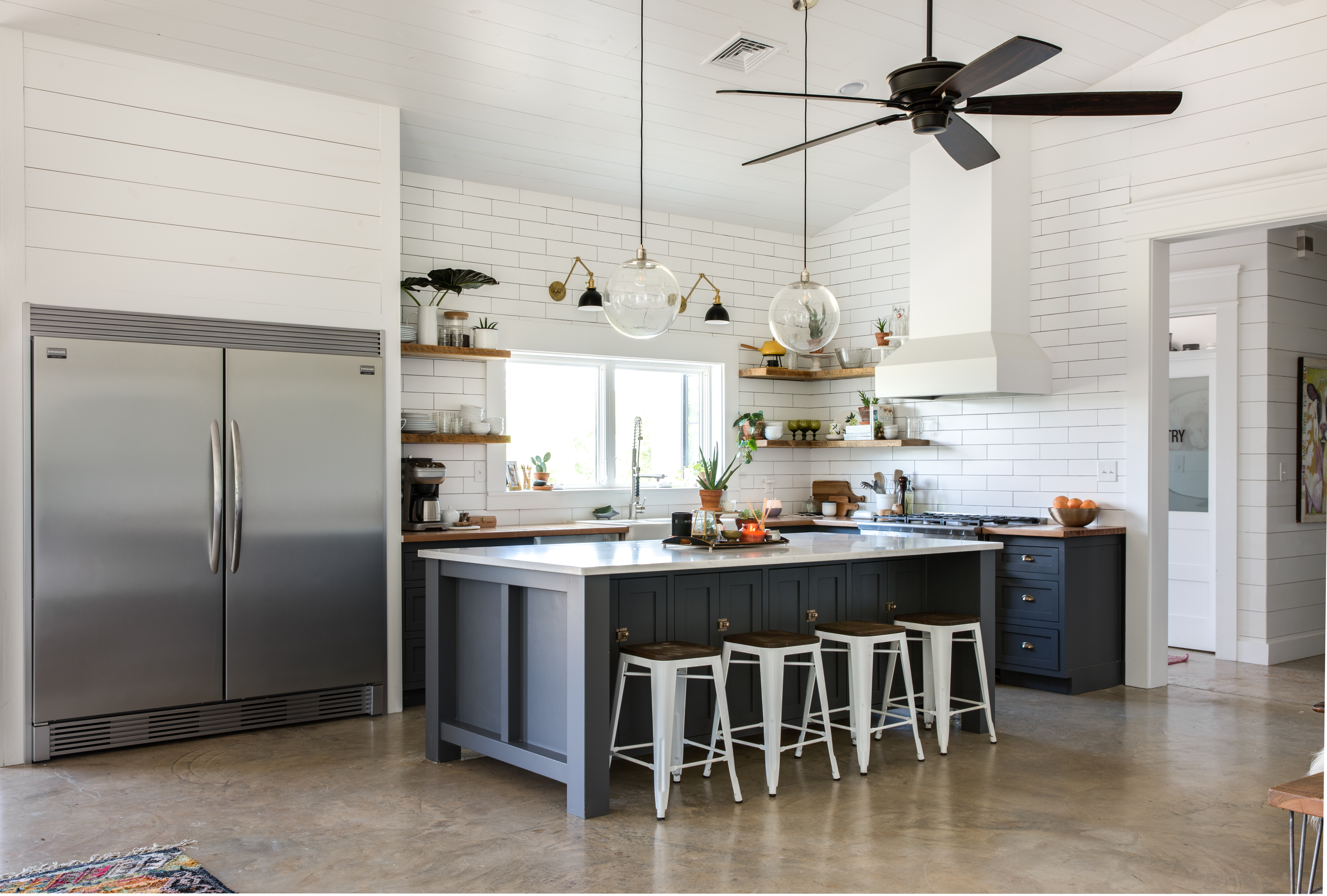 OPEN PLAN KITCHEN WITH L-SHAPED ISLAND